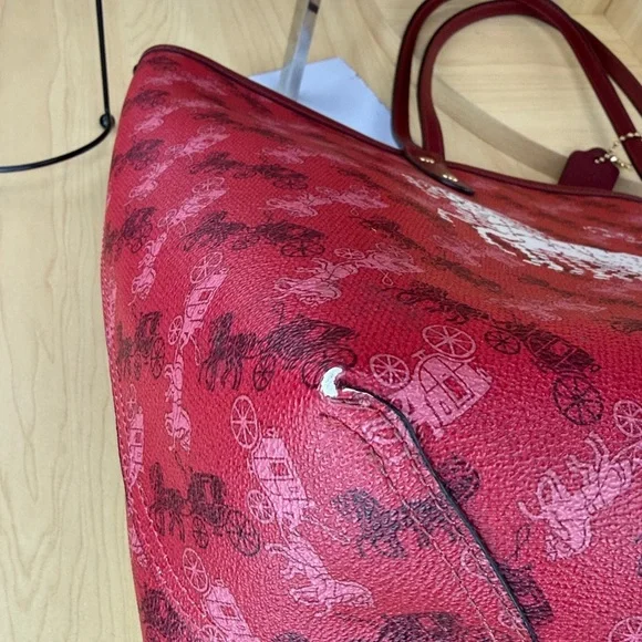 💥COACH - Reversible City Tote With Horse and Carriage Print - 81U362